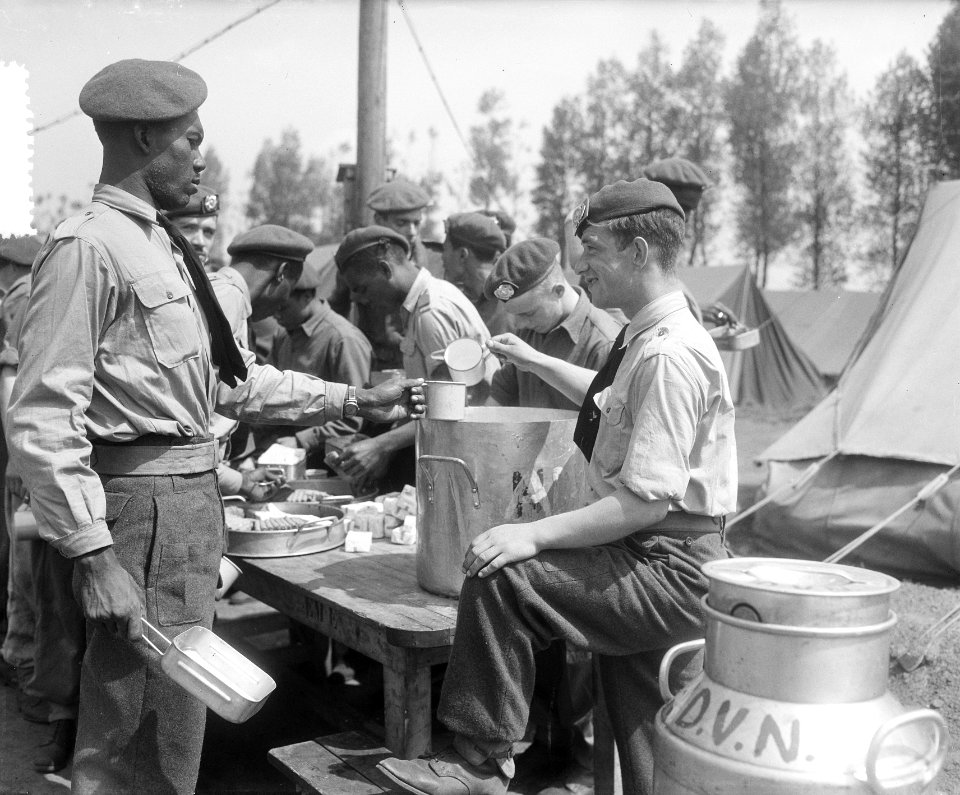 Op bezoek oefenkamp Korea-vrijwilligers Roosendaal. Veldkeuken. Surinaamse milit, Bestanddeelnr 905-1112