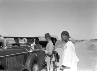 Onze auto aangehouden. Gendarmerie die papieren controleert, Bestanddeelnr 191-0048