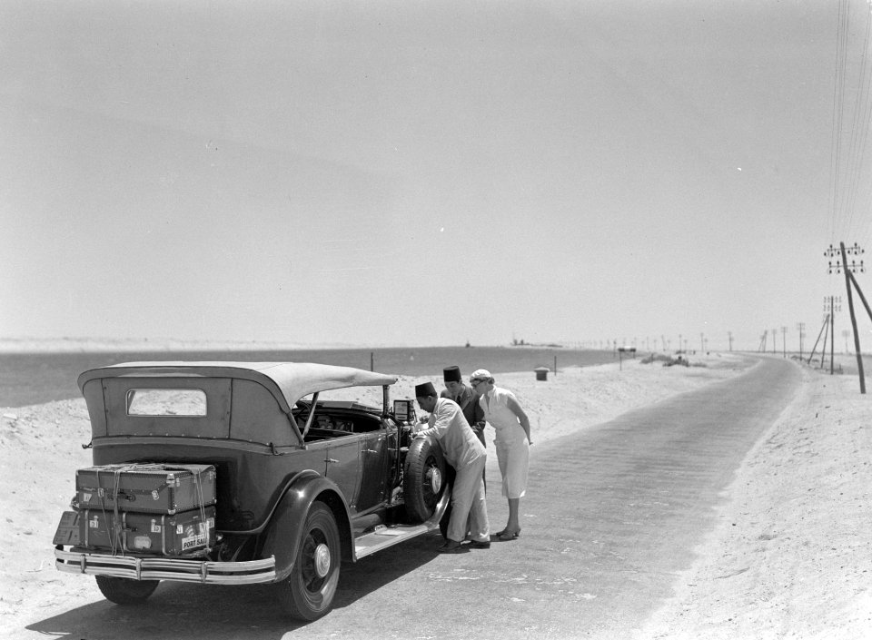 Onze auto aan Suez-kanaal. Mannen en Van de Polls vrouw Nell Langlais bij motor, Bestanddeelnr 191-0045