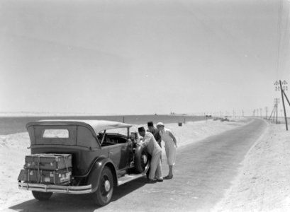 Onze auto aan Suez-kanaal. Mannen en Van de Polls vrouw Nell Langlais bij motor, Bestanddeelnr 191-0045