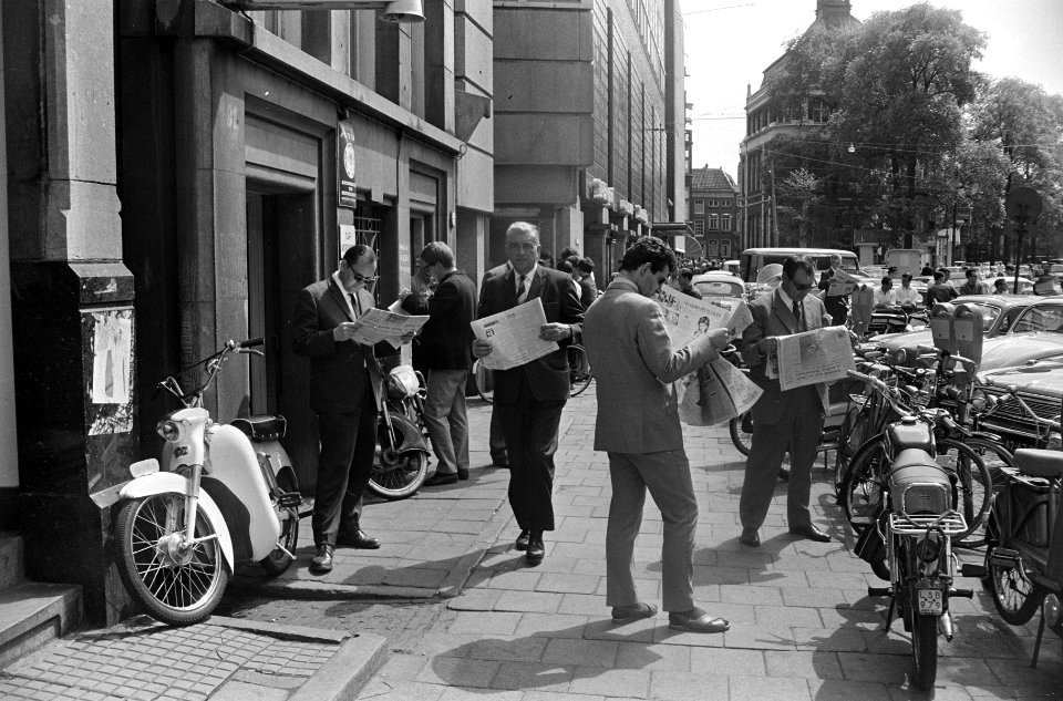Oorlog Israel-Arabische landen, in Amsterdam brachten de kranten extra edities, Bestanddeelnr 920-3842