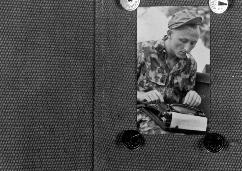 Oorlogscorrespondent Hofwijk van de Maasbode met zijn typemachine, Bestanddeelnr 8274