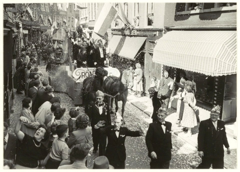 Op Koninginnedag 1952 was er een optocht van de Kirchroatsjer Vastelavondverain uit Limburg. NL-HlmNHA 54031346