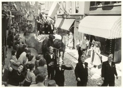 Op Koninginnedag 1952 was er een optocht van de Kirchroatsjer Vastelavondverain uit Limburg. NL-HlmNHA 54031346
