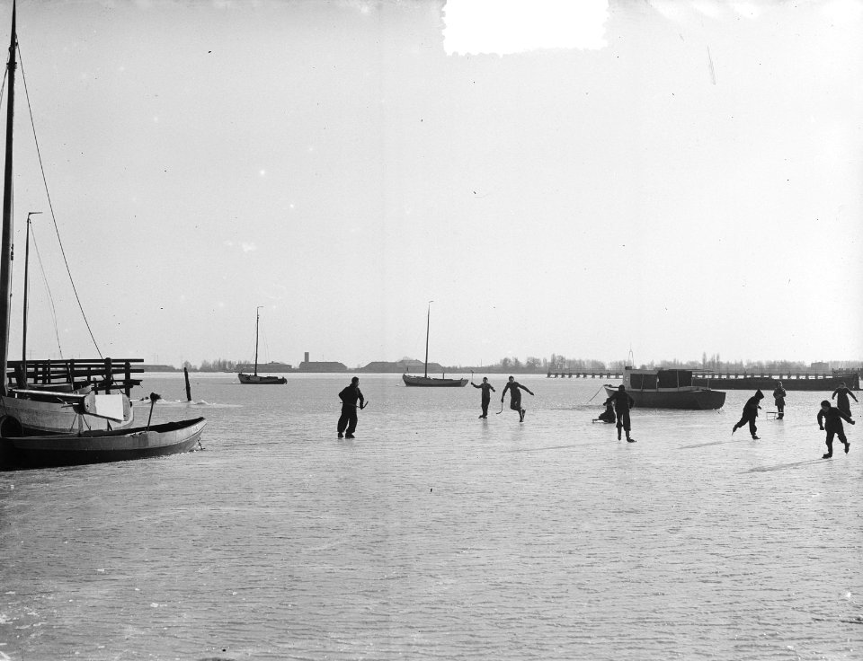 Op het ijs bij Oranjesluizen, Bestanddeelnr 906-2682 photo