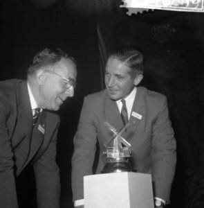 Op Houtdag 1960 te Musis Sacrum is zilveren houtzaagmol uitgereikt, W Bruinzeel, Bestanddeelnr 911-6899