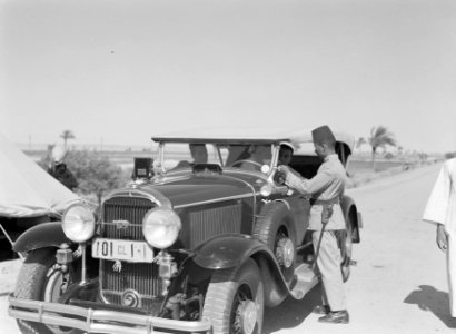 Onze taxi aangehouden gendarmes controleren de papieren., Bestanddeelnr 191-0047