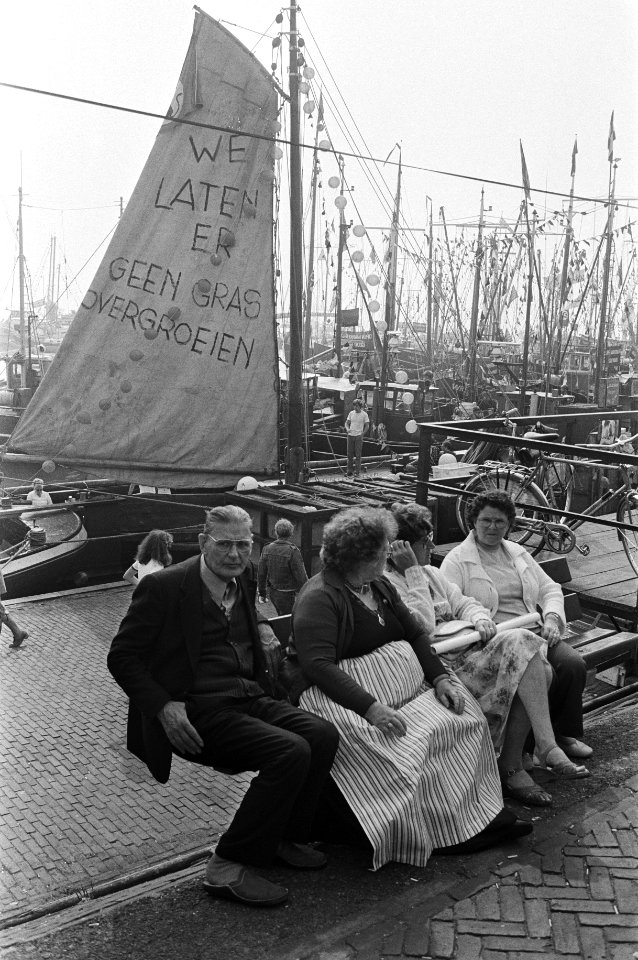 Op het zeil van een vissersschip staat de leus gekalkt We laten er geen gras o, Bestanddeelnr 930-4299