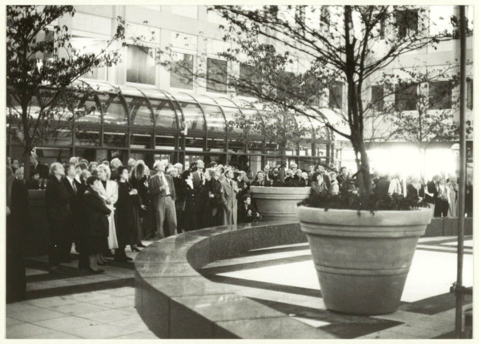 Op het Wielmakershof genoten genodigden van de gemeente en provincie van het lichtspectakel t.g.v. de opeining van het Gebouw Noord-Holland aan het Houtplein. NL-HlmNHA 54031700