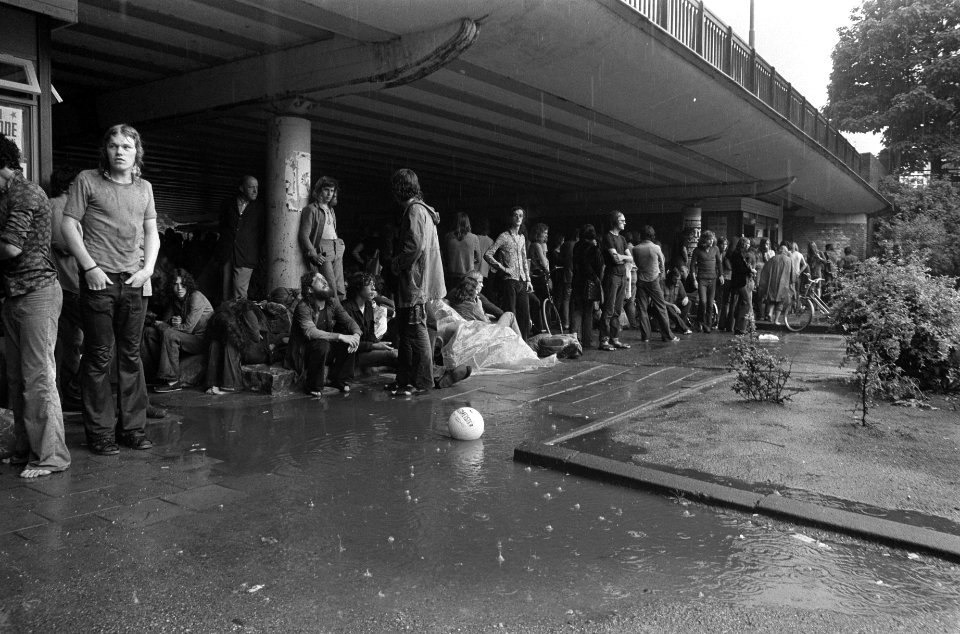Onweer met veel regen in Amsterdam, Vondelparkbezoekers schuilen onder brug, Bestanddeelnr 926-5315