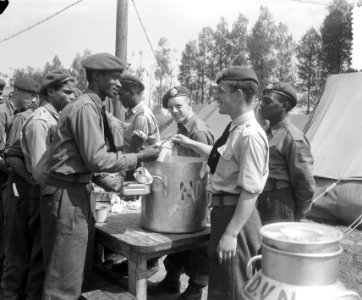 Op bezoek oefenkamp Korea-vrijwilligers Roosendaal. Veldkeuken. Surinaamse milit, Bestanddeelnr 905-1110