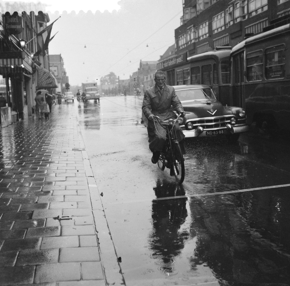 Onweersbui boven Amsterdam , wachtende mensen op vluchtheuvel, bromfietser in de, Bestanddeelnr 909-7869