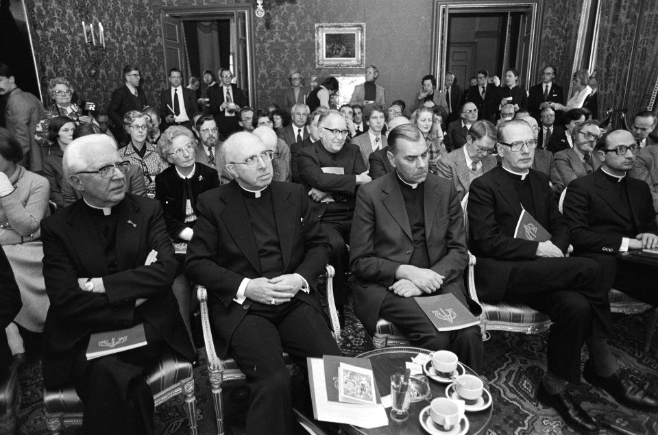 Op de voorgrond vertegenwoordigers van het Nederlandse episcopaat, Bestanddeelnr 930-1272