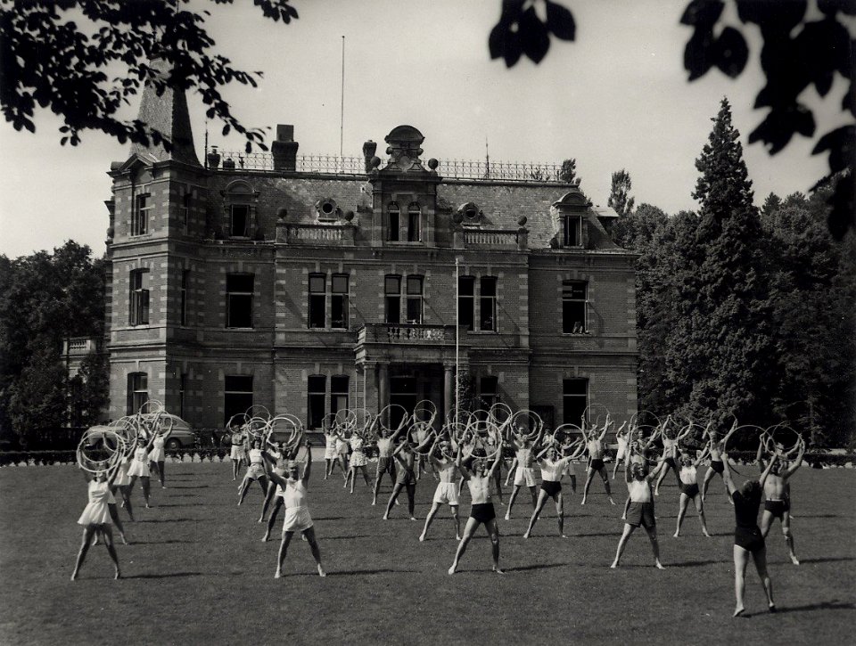 Op het C.I.O.S. geeft Mw. van Manen-Seters les in ritmische gymnastiek aan de leiders en leidsters van het K.N.G.V. Aangekocht in 1977 van fotograaf C. de Boer. Identificatienummer 54-004296, NL-HlmNHA 54004296