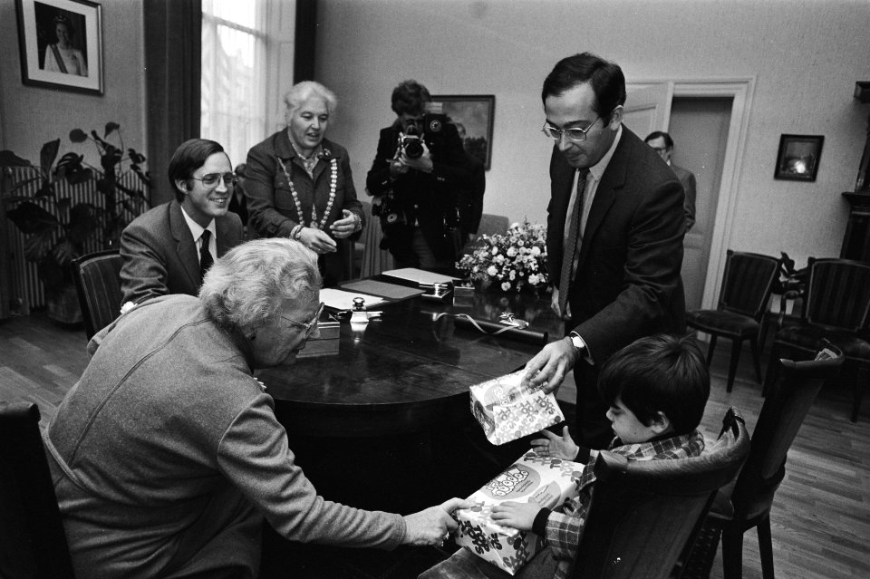Op de voorgrond van links naar rechts prinses Juliana, Bernardo en Jorge met het, Bestanddeelnr 931-7372