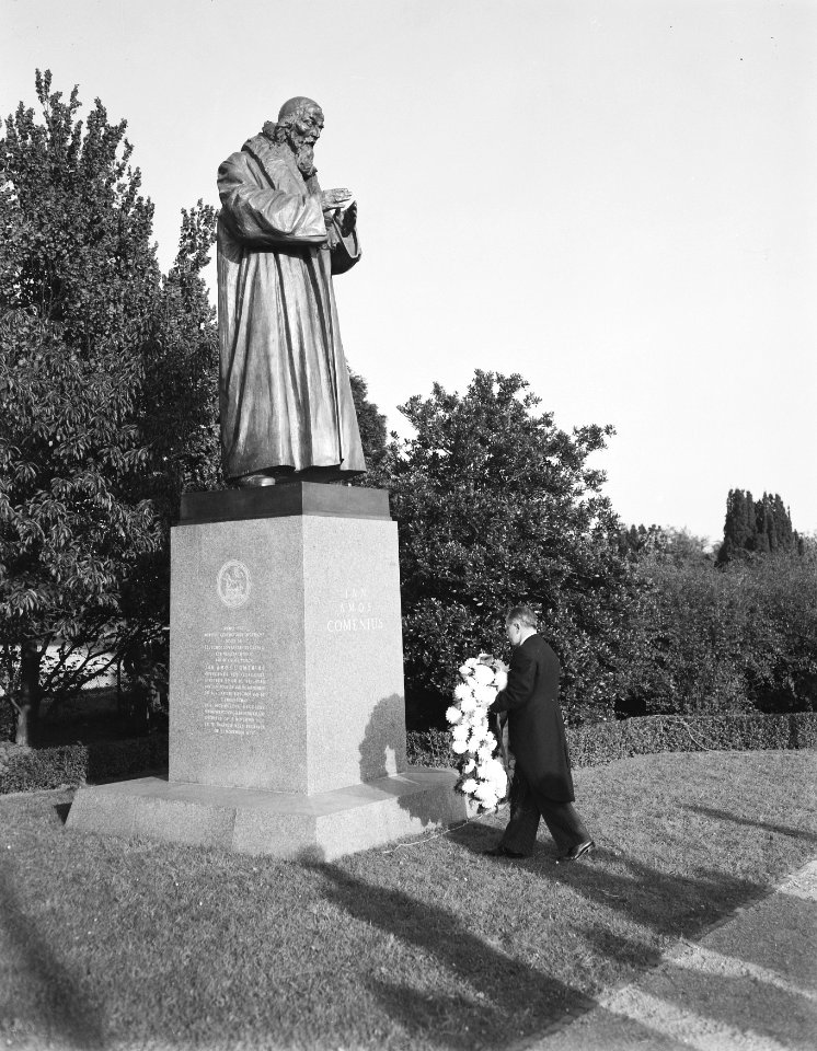Onthulling standbeeld van Jan Amos Comenius door Tsjechische gezant Zijne Ecxell, Bestanddeelnr 909-0277