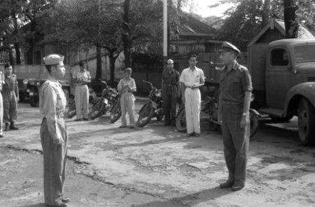 Op 12 november 1949 werd te Solo een serie motorvoertuigen aan de TNI overgedrag, Bestanddeelnr 944