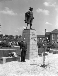 Onthulling standbeeld Pieter Stuyvesant door Minister Kernkamp te Wolvega, Bestanddeelnr 907-2303