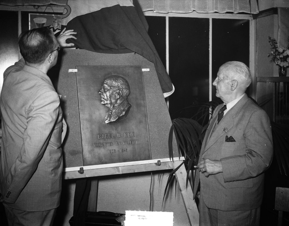 Onthulling plaquette C.W. Kok ( 80 jaar ) ere-voorzitte Willem II, Bestanddeelnr 904-6305