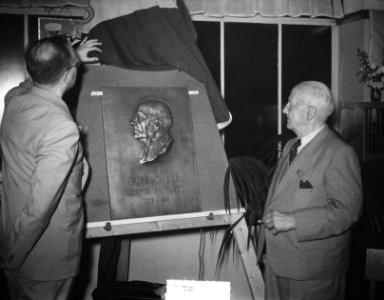 Onthulling plaquette C.W. Kok ( 80 jaar ) ere-voorzitte Willem II, Bestanddeelnr 904-6305