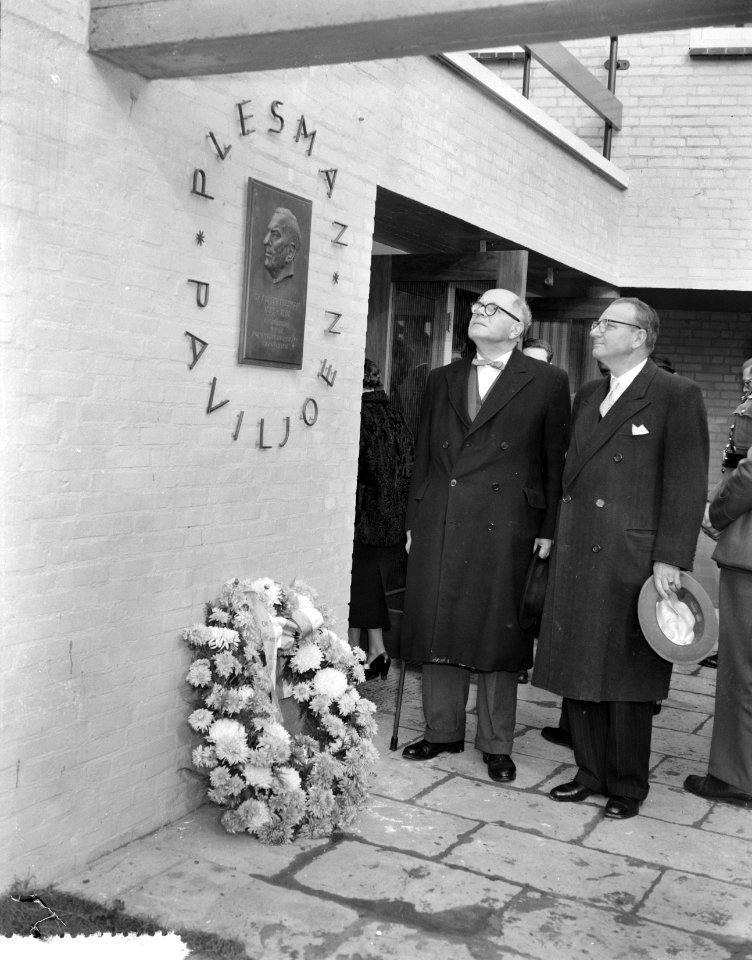 Onthulling plaquette dr A Plesman voor nieuw gebouw NOIB kantoor Nijenrode Op, Bestanddeelnr 908-1059