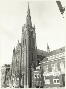 Onze Lieve Vrouw van de Heilige Rozenkrans en de Heilige Dominicuskerk of Spaarnekerk, ziende naar het noordoosten vanaf de Langebrug. NL-HlmNHA 54025674