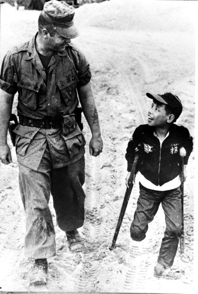 Oorlog Vietnam. Amerikaanse soldaat en jongetje met één been, Bestanddeelnr 923-0493