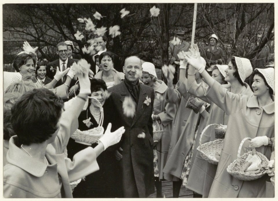 Op 5 april 1960 werdt de Linnaeushof geopend door de Zwitserse ambassadeur E. de Haller, waarbij hij door de Haarlemse bloemenmeisjes hartelijk begroet werd. NL-HlmNHA 54010519