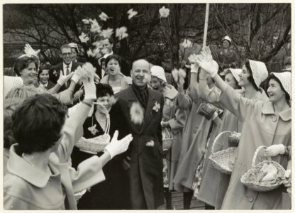 Op 5 april 1960 werdt de Linnaeushof geopend door de Zwitserse ambassadeur E. de Haller, waarbij hij door de Haarlemse bloemenmeisjes hartelijk begroet werd. NL-HlmNHA 54010519