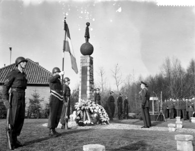 Onthulling monument ter gedachtenis van de gesneuvelden van het Korea detachemen, Bestanddeelnr 910-8896