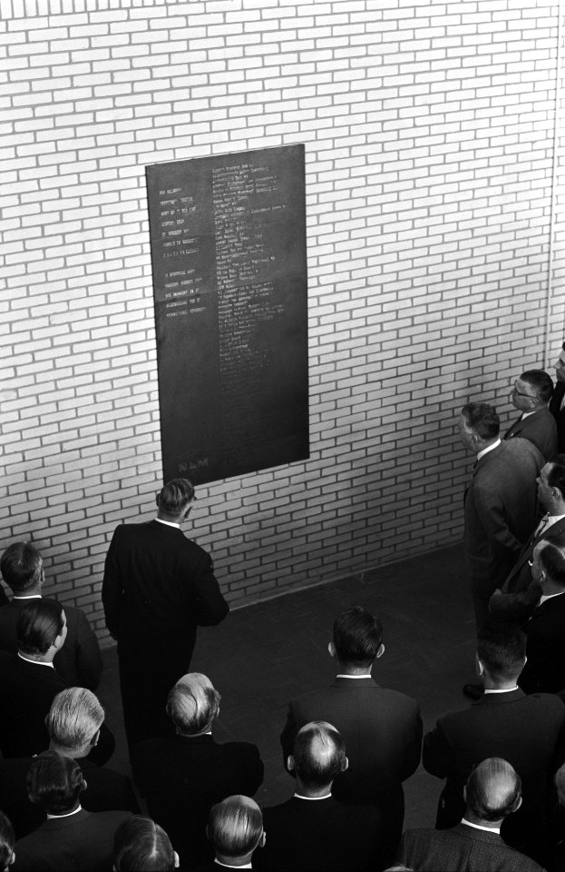 Onthulling placquette, Bestanddeelnr 912-4880