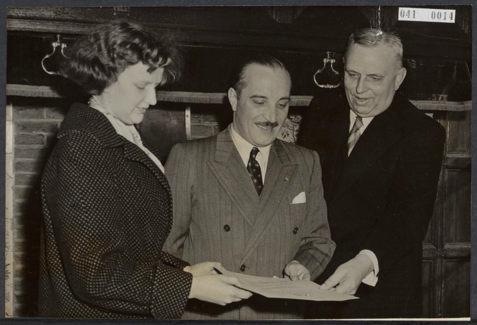Op de ambassade van Argentinië in Den Haag heeft de burgemeester van Urk, G. Kei, Bestanddeelnr 041-0014