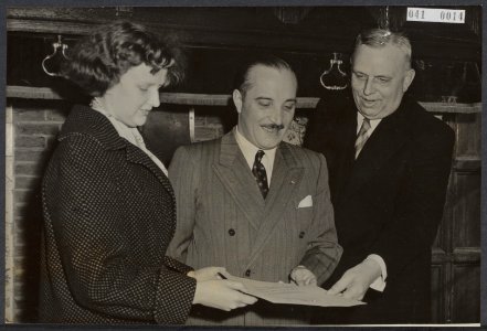 Op de ambassade van Argentinië in Den Haag heeft de burgemeester van Urk, G. Kei, Bestanddeelnr 041-0014