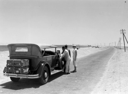 Onze taxi aan Suez-kanaal. Gendarmes controleren de papieren. Nell Langlais (r),, Bestanddeelnr 191-0046