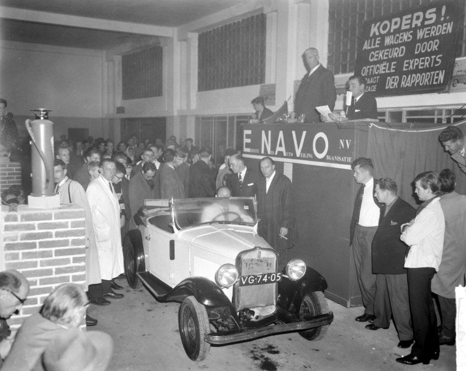 Op Autoveiling in Olympisch Stadion Auto geveild ten bate van Het Dorp De , Bestanddeelnr 915-5847