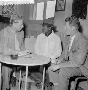 Onverstaanbare drenkeling Mohamed Abdul Jahai in Rotterdam, vlnr de heer Kri, Bestanddeelnr 910-4471