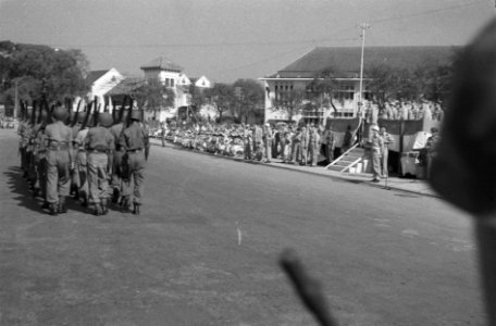 Op de Aloon-Aloon te Semarang droeg gen.maj. J.K. Meyer het commando van de B-Di, Bestanddeelnr 587