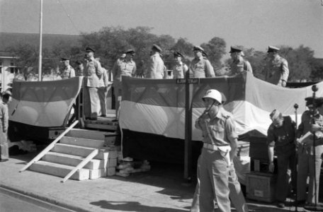 Op de Aloon-Aloon te Semarang droeg gen.maj. J.K. Meyer het commando van de B-Di, Bestanddeelnr 585