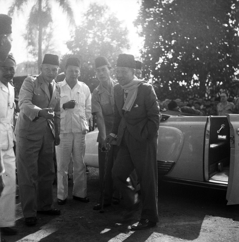Op 15 Augustus bracht de Wali Negara Pasoendan, Raden Aria Adipati Wiranata Koes, Bestanddeelnr 14183