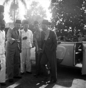 Op 15 Augustus bracht de Wali Negara Pasoendan, Raden Aria Adipati Wiranata Koes, Bestanddeelnr 14183