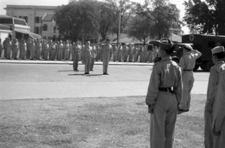 Op de Aloon-Aloon te Semarang droeg gen.maj. J.K. Meyer het commando van de B-Di, Bestanddeelnr 584