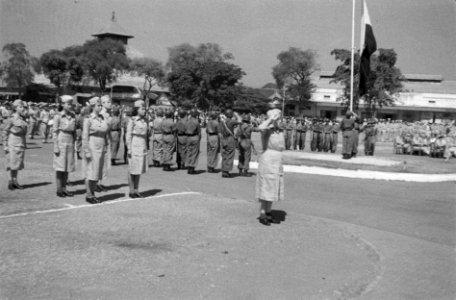 Op de Aloon-Aloon te Semarang droeg gen.maj. J.K. Meyer het commando van de B-Di, Bestanddeelnr 595