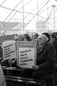 Op de borden staat oa Handen af van de sociale verworvenheden, Bestanddeelnr 930-1479