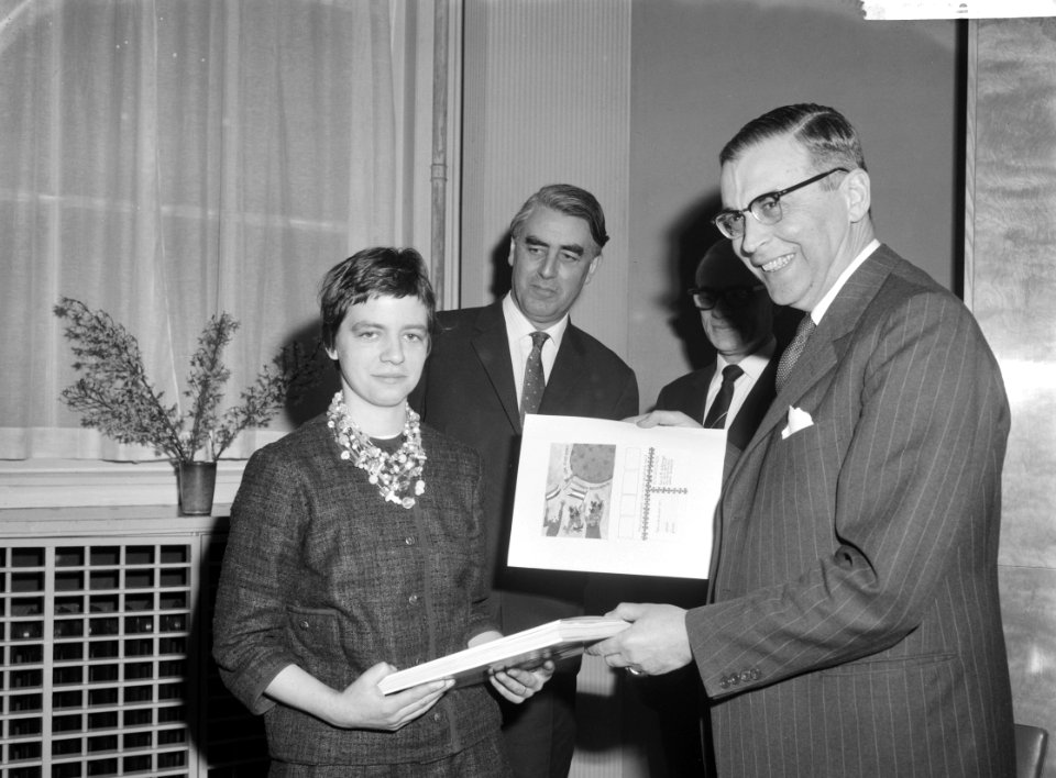Ontwerp felicitatiekaart voor koningin Hanneke Mathijsen , directeur J Vis en , Bestanddeelnr 913-5000