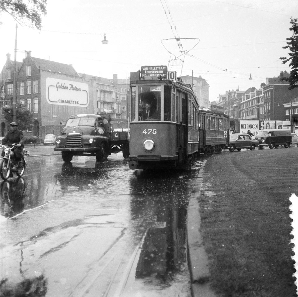 Onweersbui boven Amsterdam , wachtende mensen op vluchtheuvel, trambestuurder me, Bestanddeelnr 909-7870