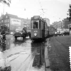 Onweersbui boven Amsterdam , wachtende mensen op vluchtheuvel, trambestuurder me, Bestanddeelnr 909-7870