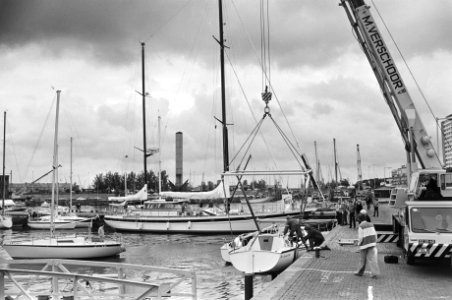 Op de achtergrond een zeilschip van 2,8 miljoen gulden, Bestanddeelnr 930-4215