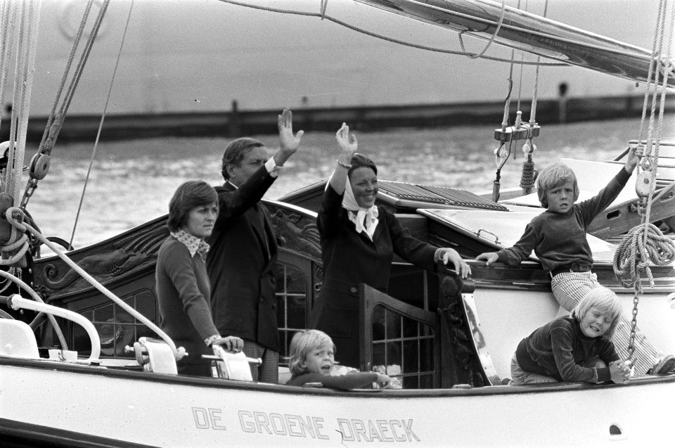 Op de Groene Draeck varen v.l.n.r. prins Claus , prinses Beatrix en in het midde, Bestanddeelnr 928-1044
