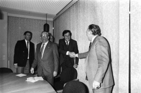 Op Ministerie CRM heeft Wallis de Vries vanmiddag met K gesproken en externe gel, Bestanddeelnr 931-2208