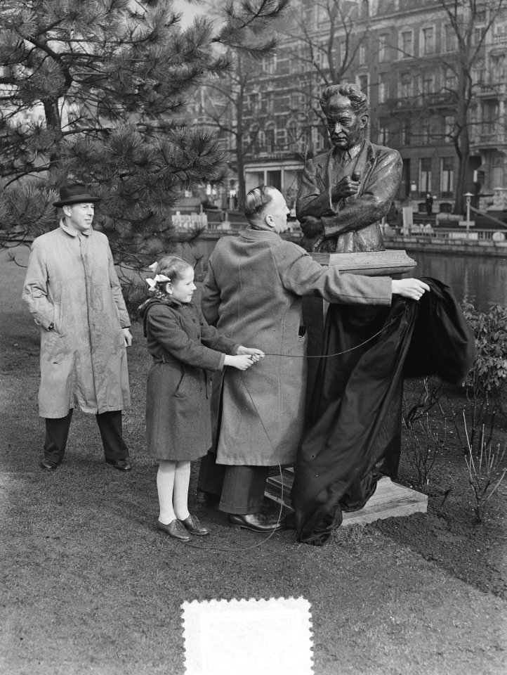 Onthulling van buste van Arthur van Schendel aan de Stadhouderskade te Amsterdam, Bestanddeelnr 904-9950